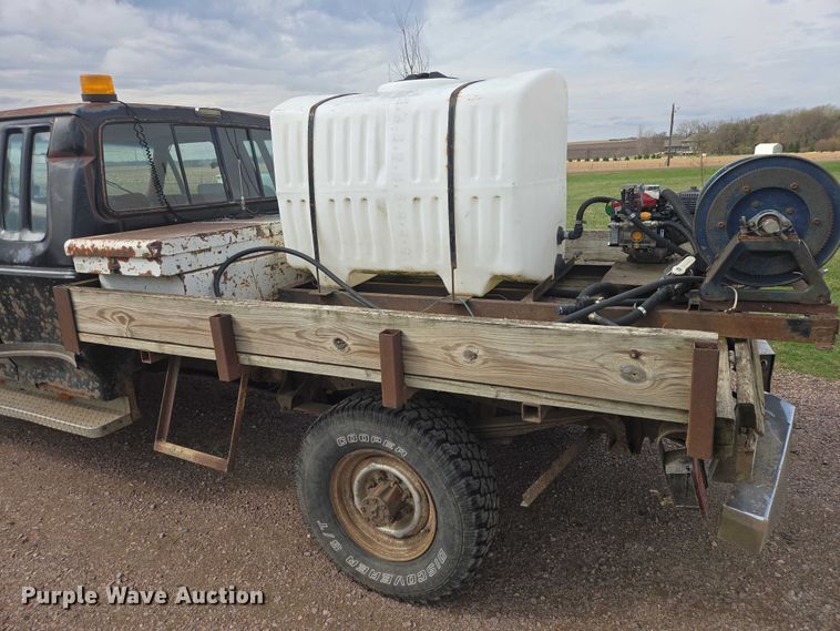 image for item EV5973 1989 Ford F250 flatbed pickup truck