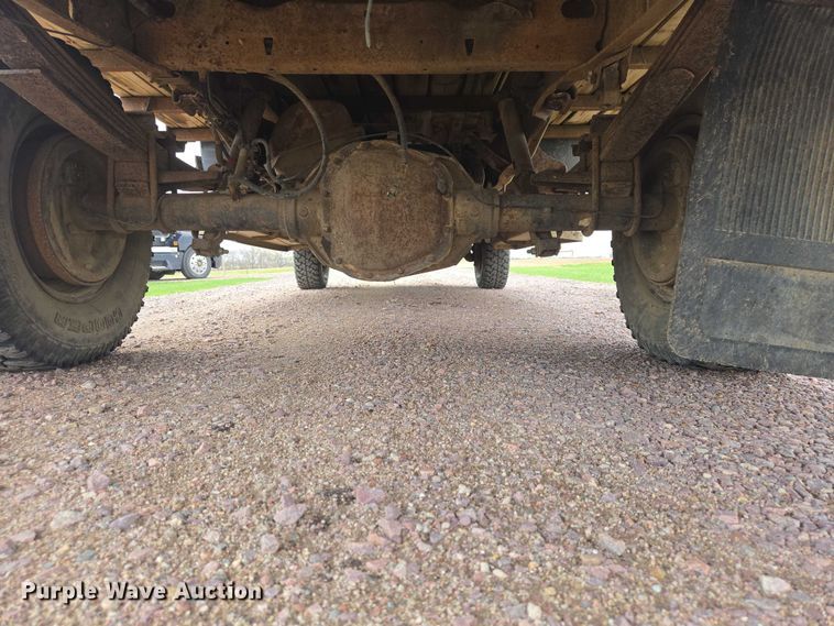 image for item EV5973 1989 Ford F250 flatbed pickup truck