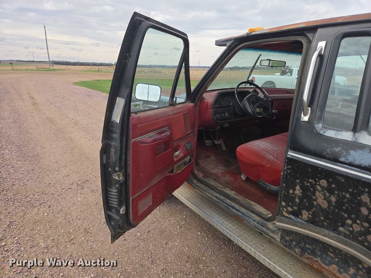 image for item EV5973 1989 Ford F250 flatbed pickup truck