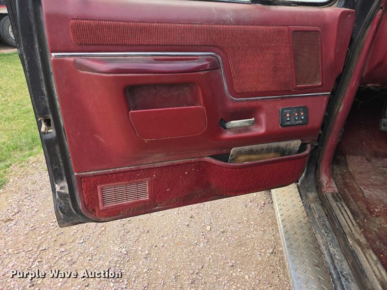 image for item EV5973 1989 Ford F250 flatbed pickup truck