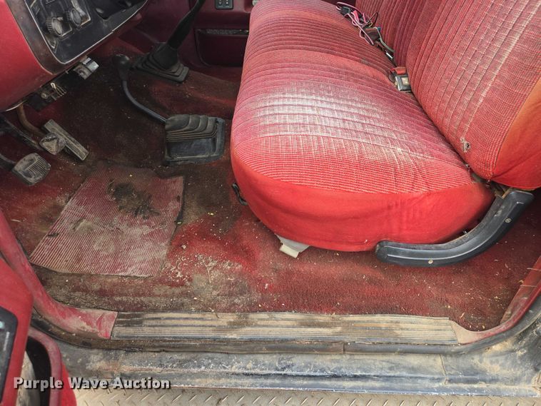 image for item EV5973 1989 Ford F250 flatbed pickup truck