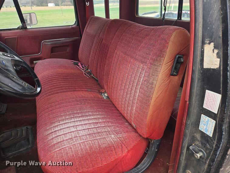 image for item EV5973 1989 Ford F250 flatbed pickup truck