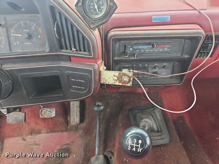 image for item EV5973 1989 Ford F250 flatbed pickup truck