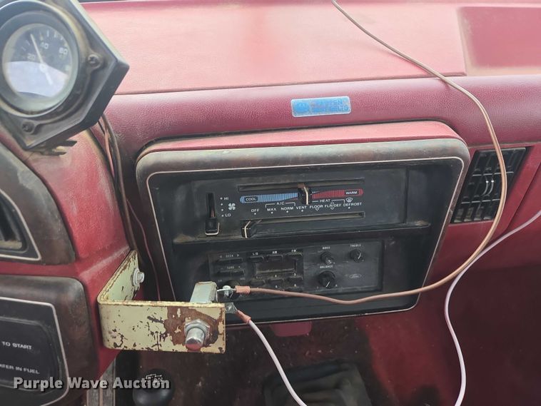 image for item EV5973 1989 Ford F250 flatbed pickup truck