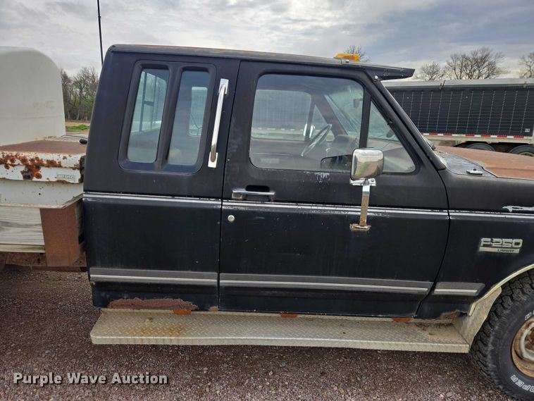 image for item EV5973 1989 Ford F250 flatbed pickup truck