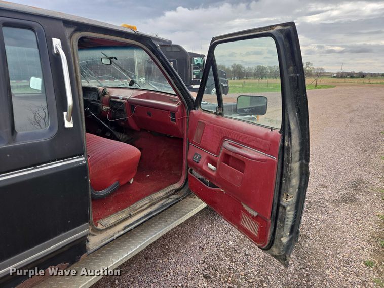 image for item EV5973 1989 Ford F250 flatbed pickup truck