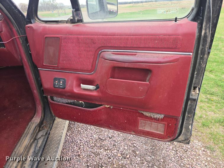 image for item EV5973 1989 Ford F250 flatbed pickup truck