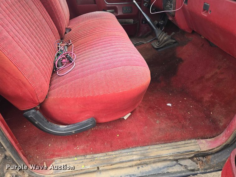 image for item EV5973 1989 Ford F250 flatbed pickup truck