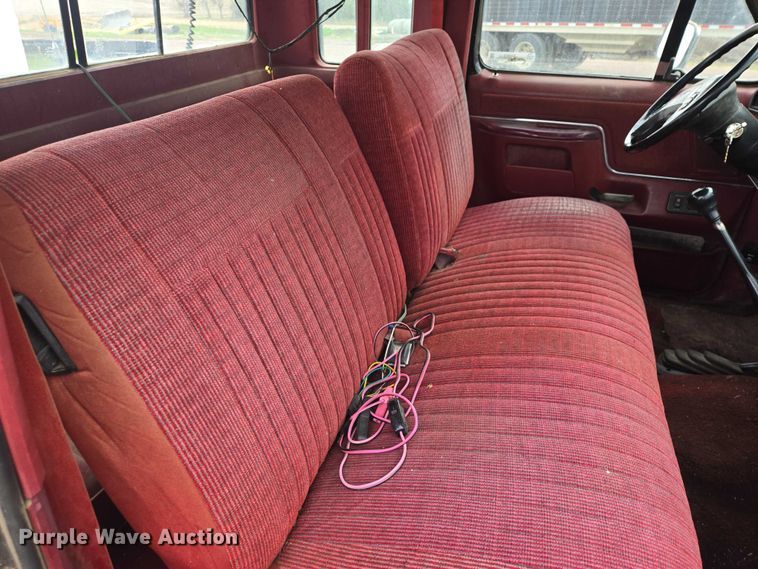 image for item EV5973 1989 Ford F250 flatbed pickup truck