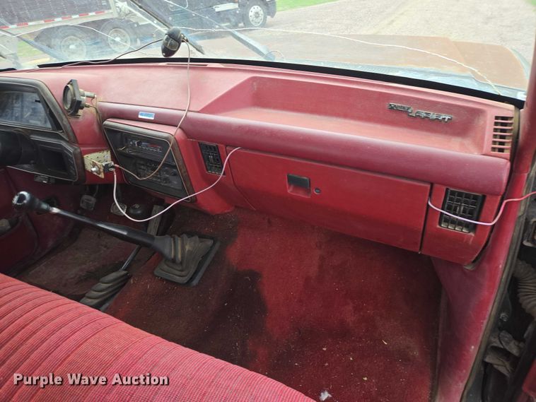 image for item EV5973 1989 Ford F250 flatbed pickup truck