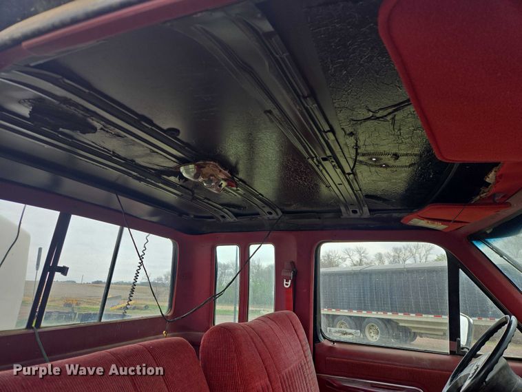 image for item EV5973 1989 Ford F250 flatbed pickup truck