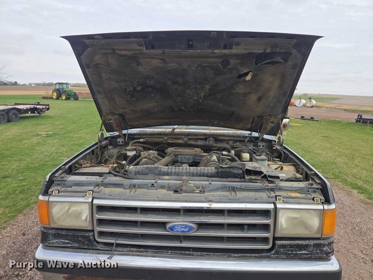 image for item EV5973 1989 Ford F250 flatbed pickup truck