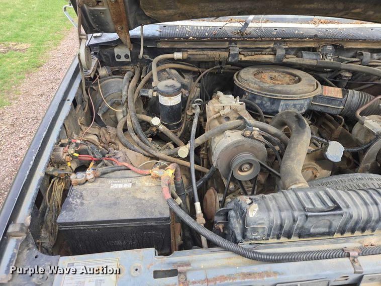 image for item EV5973 1989 Ford F250 flatbed pickup truck