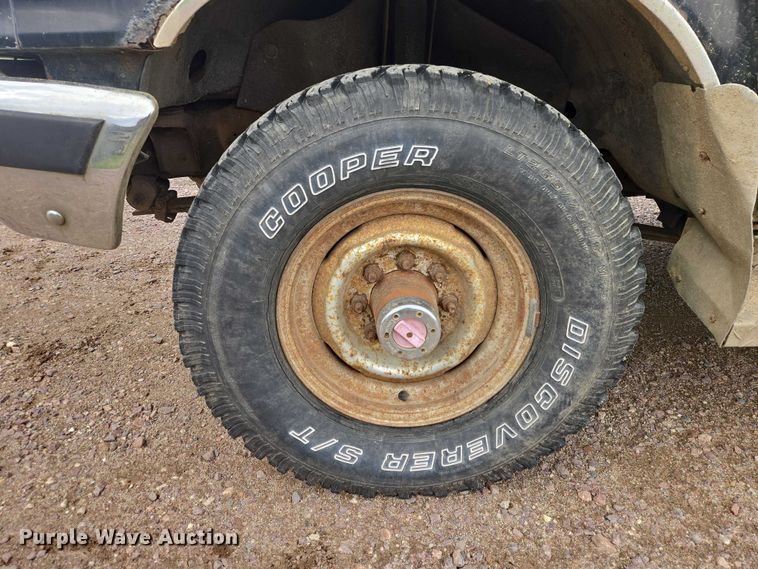 image for item EV5973 1989 Ford F250 flatbed pickup truck