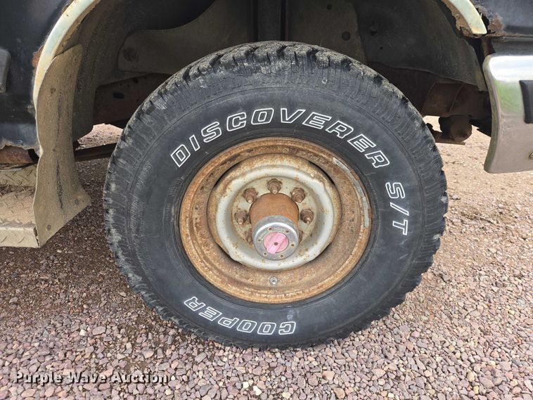 image for item EV5973 1989 Ford F250 flatbed pickup truck