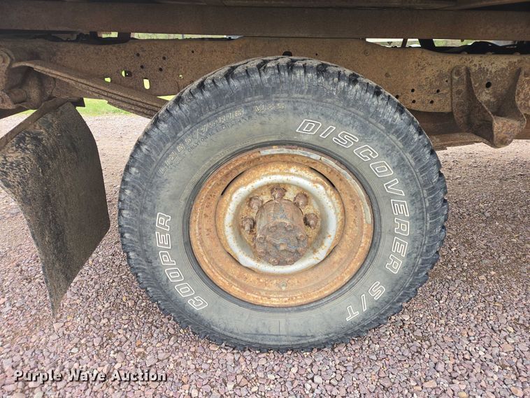 image for item EV5973 1989 Ford F250 flatbed pickup truck