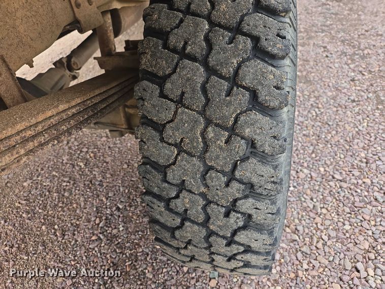 image for item EV5973 1989 Ford F250 flatbed pickup truck