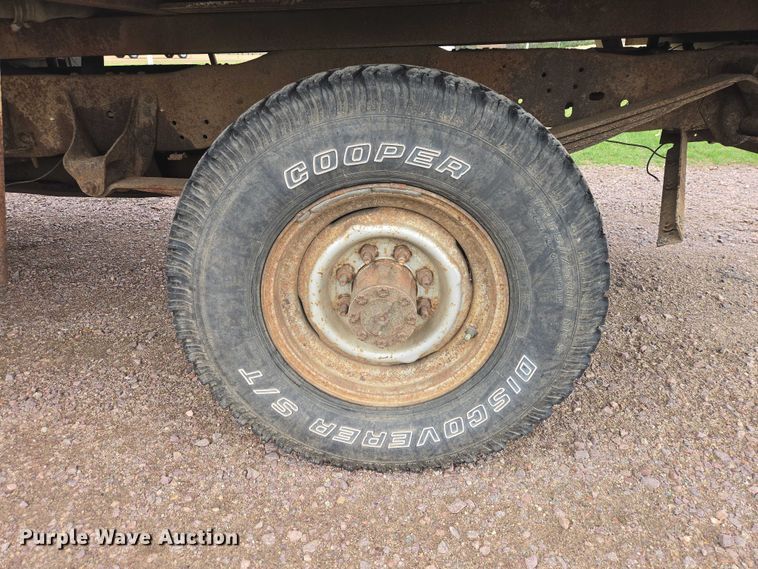 image for item EV5973 1989 Ford F250 flatbed pickup truck
