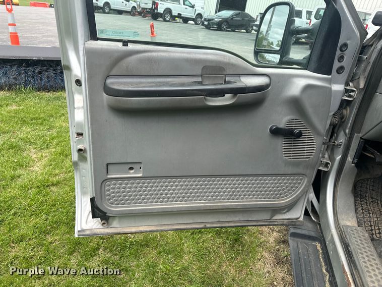 image for item EW2023 2006 Ford F350 Super Duty Ext. Cab dump bed pickup truck