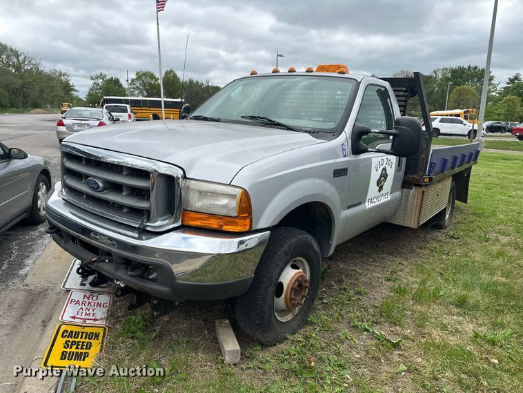 2000 Ford F350 Super Duty flatbed pickup truck