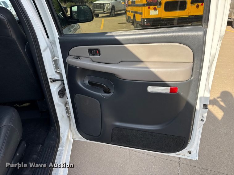 image for item EW4503 2002 GMC Yukon XL SUV