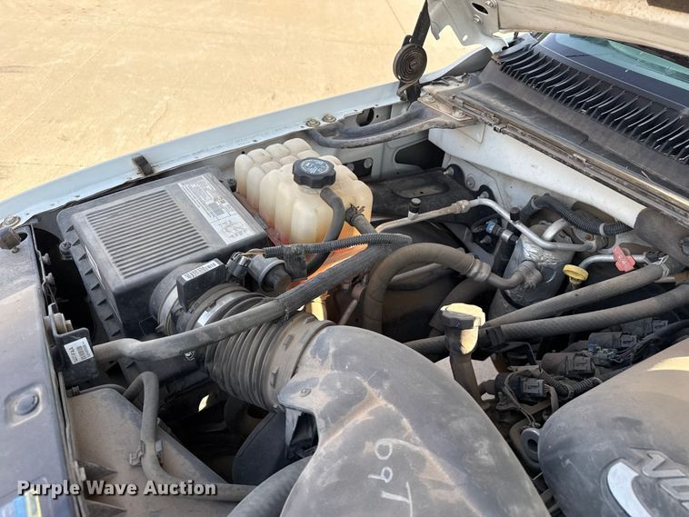 image for item EW4503 2002 GMC Yukon XL SUV