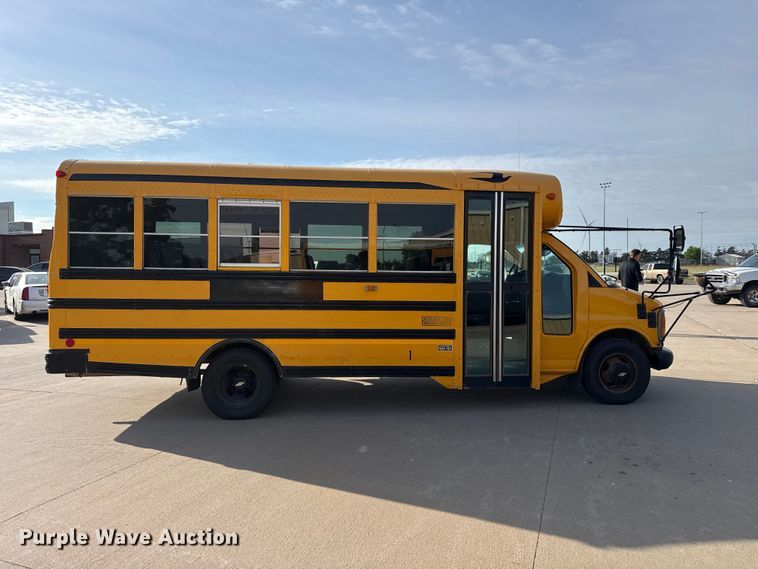 image for item EW4504 2001 Blue Bird school bus