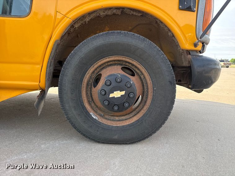 image for item EW4504 2001 Blue Bird school bus
