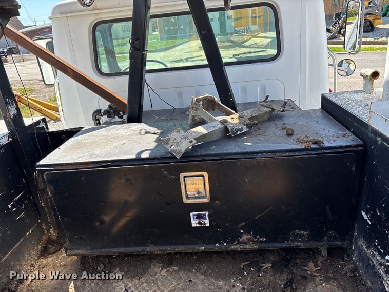 image for item FB3545 1987 International 1754 digger derrick truck