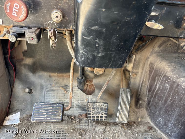 image for item FB3545 1987 International 1754 digger derrick truck