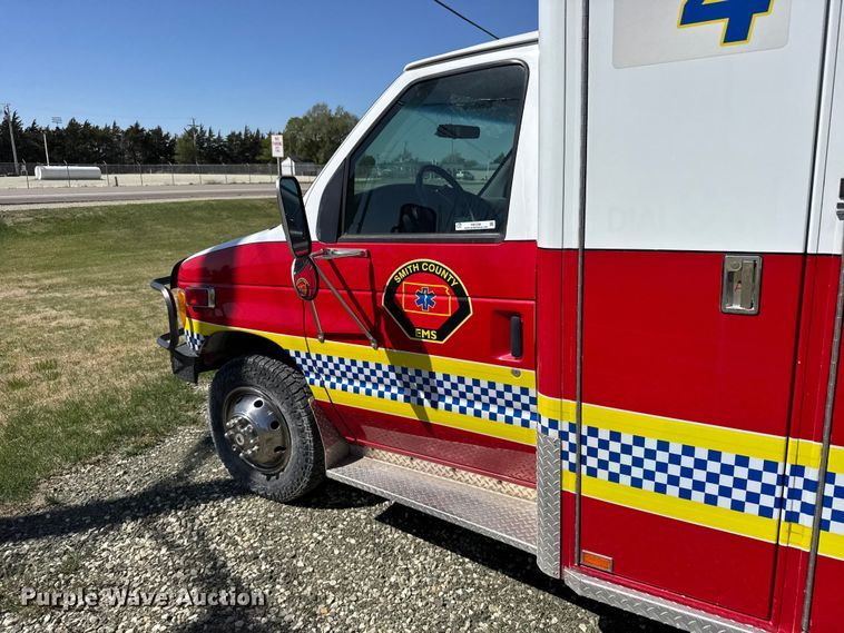 image for item FB7238 1998 Ford E450 Super Duty ambulance