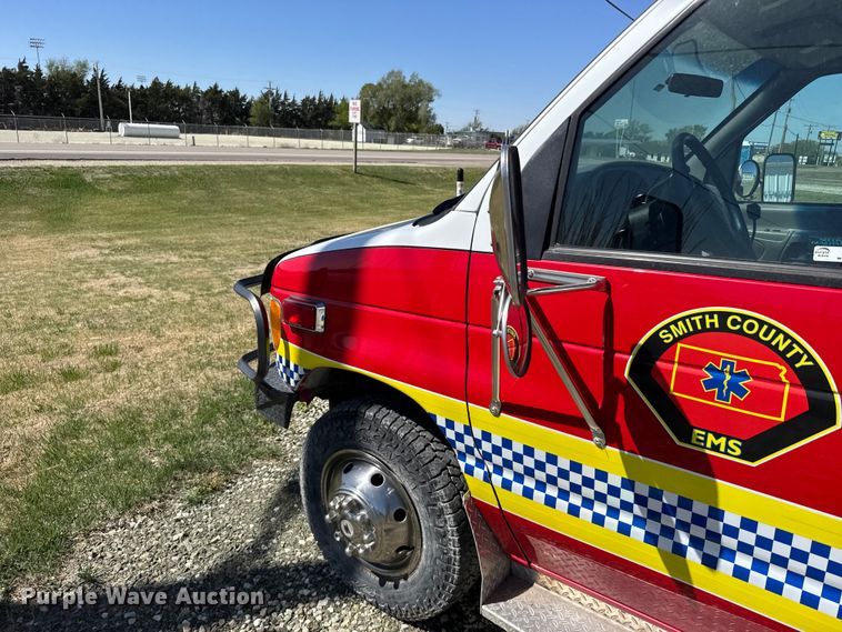 image for item FB7238 1998 Ford E450 Super Duty ambulance