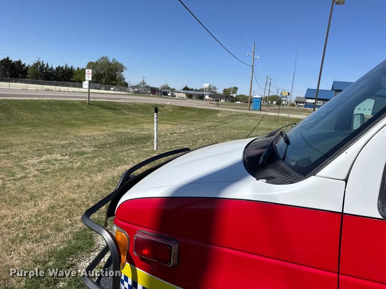 image for item FB7238 1998 Ford E450 Super Duty ambulance