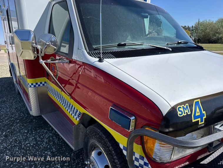 image for item FB7238 1998 Ford E450 Super Duty ambulance