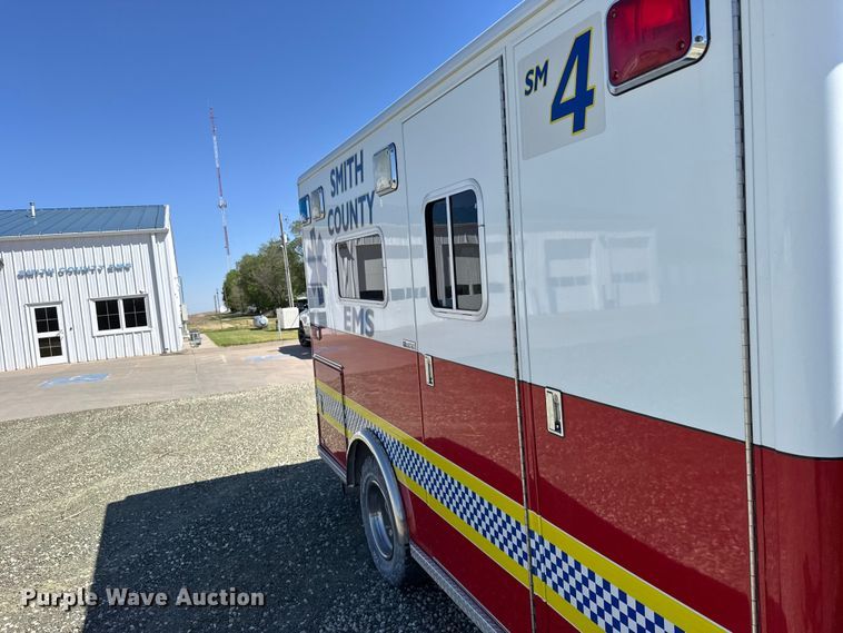 image for item FB7238 1998 Ford E450 Super Duty ambulance