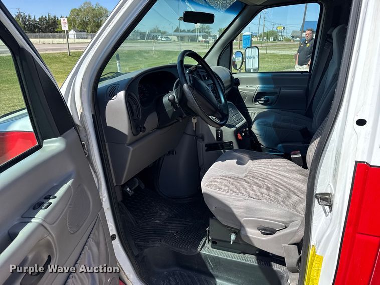 image for item FB7238 1998 Ford E450 Super Duty ambulance