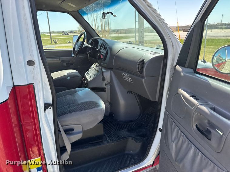 image for item FB7238 1998 Ford E450 Super Duty ambulance