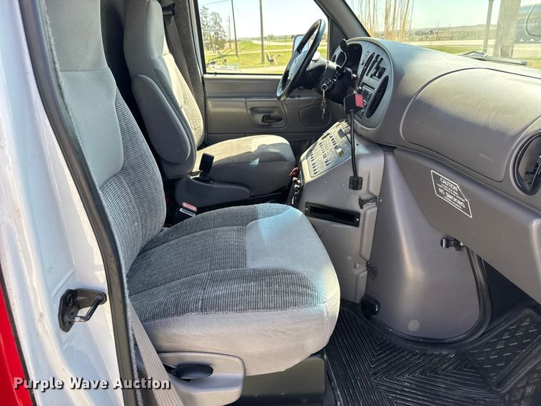 image for item FB7238 1998 Ford E450 Super Duty ambulance