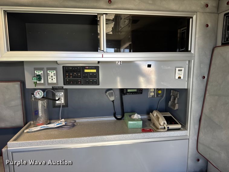 image for item FB7238 1998 Ford E450 Super Duty ambulance