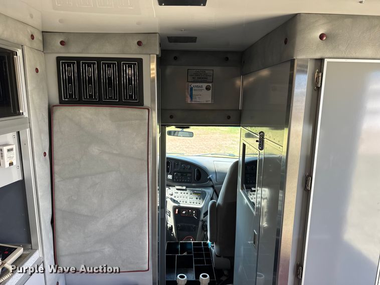 image for item FB7238 1998 Ford E450 Super Duty ambulance
