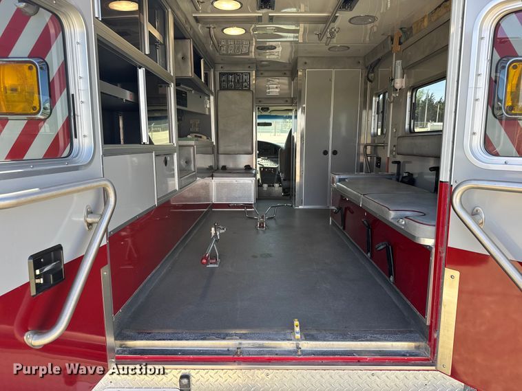 image for item FB7238 1998 Ford E450 Super Duty ambulance