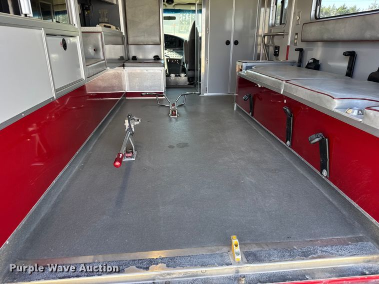 image for item FB7238 1998 Ford E450 Super Duty ambulance