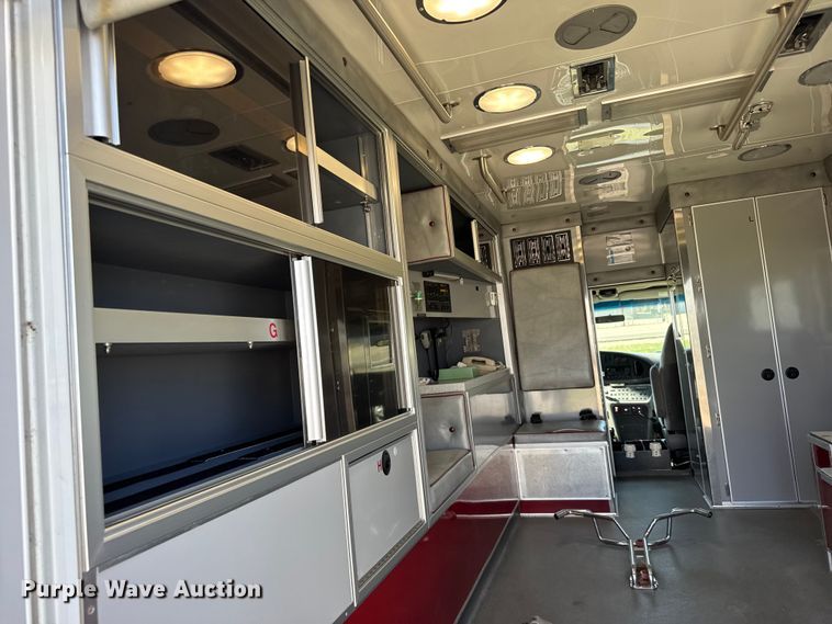 image for item FB7238 1998 Ford E450 Super Duty ambulance
