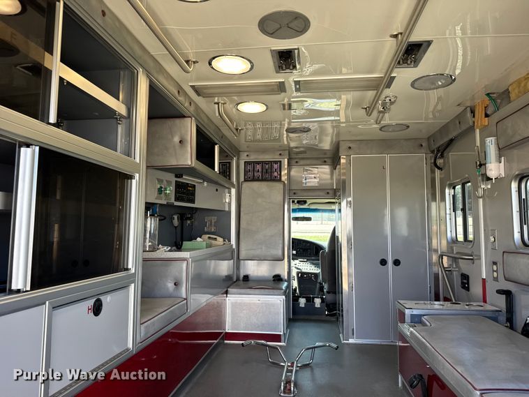 image for item FB7238 1998 Ford E450 Super Duty ambulance