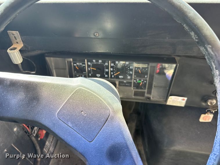 image for item FB7239 1996 International 3800 school bus