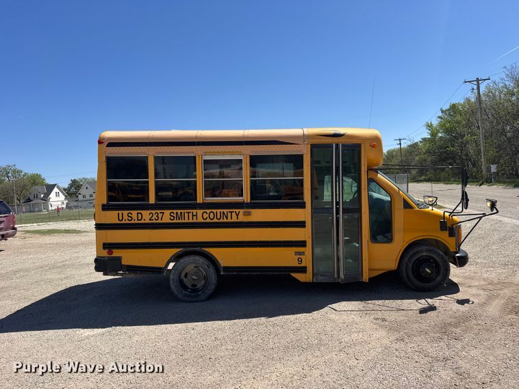 image for item FB7240 2000 Chevrolet Express 3500 school bus