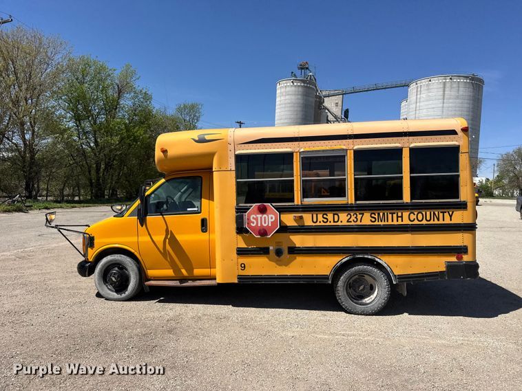 image for item FB7240 2000 Chevrolet Express 3500 school bus