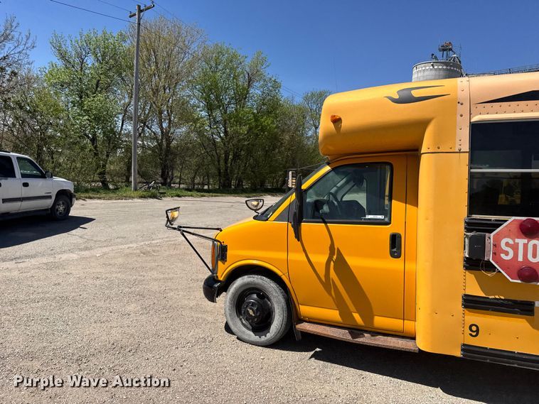 image for item FB7240 2000 Chevrolet Express 3500 school bus