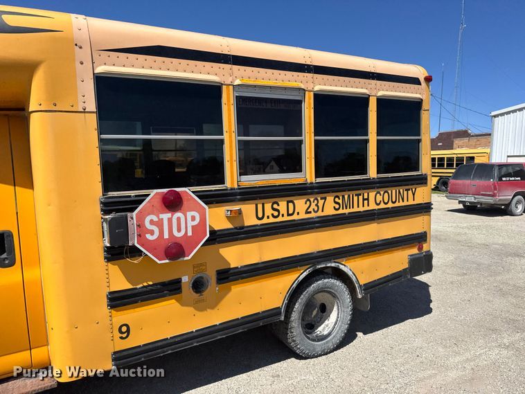 image for item FB7240 2000 Chevrolet Express 3500 school bus
