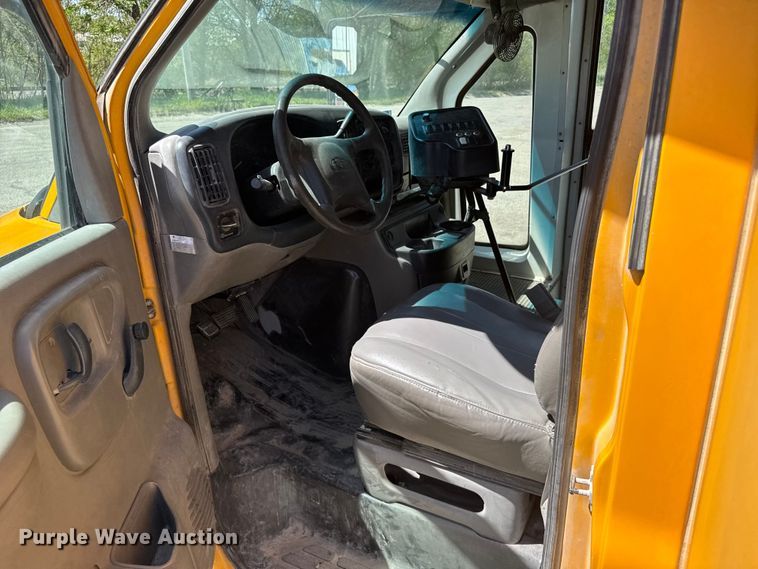 image for item FB7240 2000 Chevrolet Express 3500 school bus